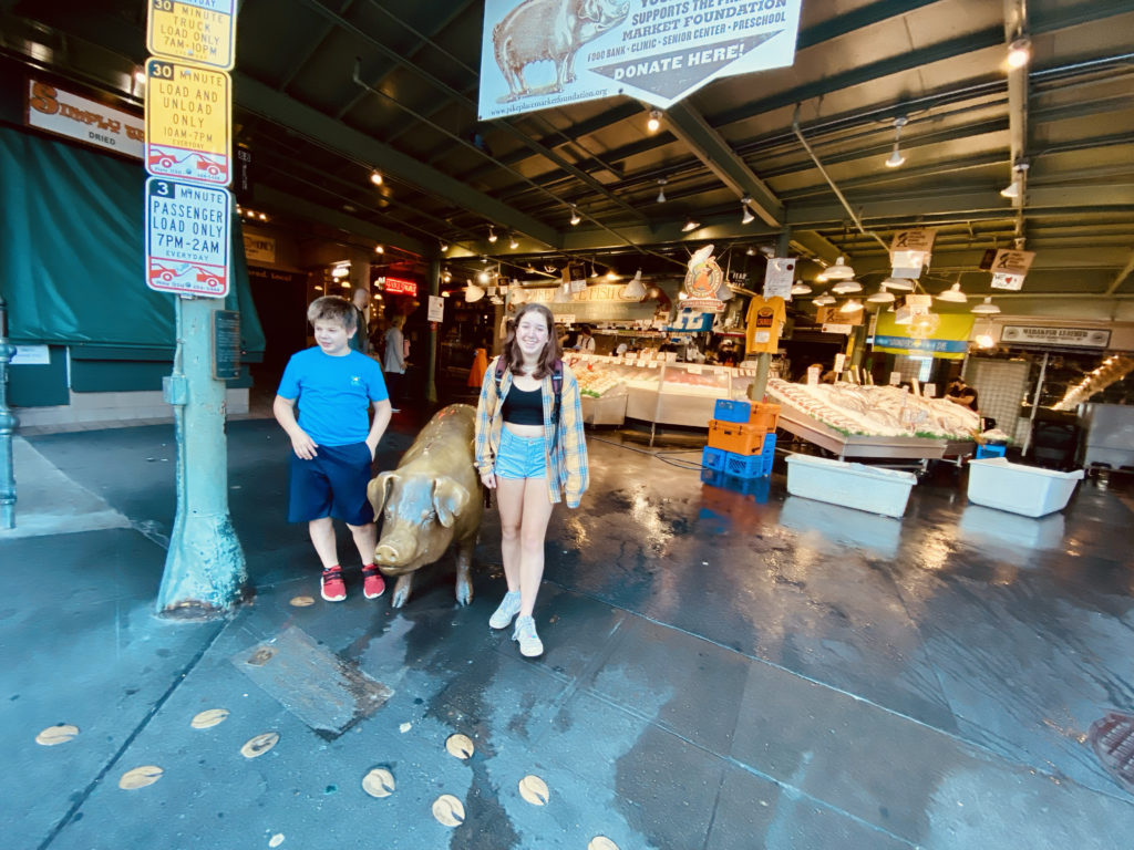 Kids posing with the pig in Pike Place