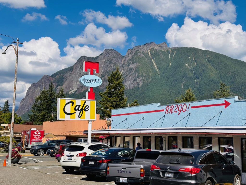 The cafe in the TV series Twin Peaks with the sign Twede's Cafe and mountain in the background